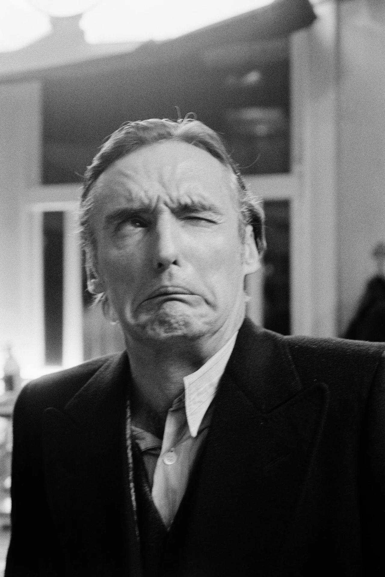 W 1983 roku Hopper był u szczytu swojego nałogowego szału. Przyjechał wtedy do uniwersytetu Rice w Houston w Teksasie, by pokazać swój najnowszy film. Po projekcji miał dla publiczności niespodziankę. Zaprosił widzów na położony poza Houston tor wyścigowy. Tam Hopper usiadł na krześle, wokół którego rozmieszczono sześć lasek dynamitu. Aktor zamierzał wykonać Russian Dynamite Death Chair Act – odpalić dynamit w tym samym czasie, co wytworzyłoby w epicentrum wybuchu (w którym znajdowało się krzesło) efekt próżni. Gdyby cokolwiek poszło niezgodnie z planem Hopper mógłby odnieść poważne obrażenia lub zginąć. To jednak absolutnie nie zaprzątało jego myśli.  