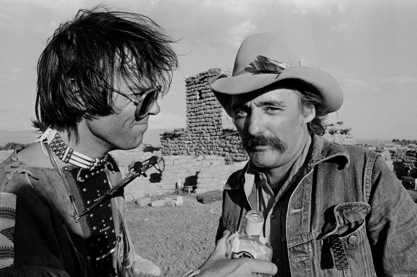 Po latach Hopper mówił otwarcie o swoich problemach z alkoholem. "Ludzie zawsze pytali mnie o narkotyki, ile i co ćpałem. Ćpałem, żeby pić więcej. Dlatego brałem kokainę. Nie znam innej przyczyny. Zaczynałem pić rano i mogłem tak przez cały dzień". Hopper przyznał, że dziennie potrafił wypić prawie dwa litry rumu i 28 piw. "I jeszcze myślałem, że nie jest ze mną źle, bo nie walałem się po podłodze". 