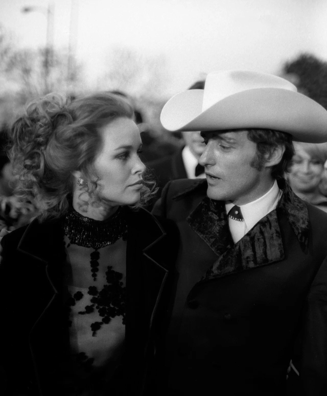 Hopper robił się coraz bardziej nieobliczalny. 31 października 1970 roku ożenił się z Michelle Phillips. Małżeństwo przetrwało jedynie osiem dni. Z powodu agresywnego zachowania aktora, jego alkoholowo-narkotykowych wypadów oraz dziwacznych upodobań seksualnych jego żona po tygodniu wczesnym rankiem uciekła z ich domu i pojechała na lotnisko. Hopper zaczął ją gonić i wjechał swoim autem na płytę startową, by uniemożliwić start jej samolotu. Phillips później zeznała, że Hopper przykuwał ją kajdankami – inaczej uciekałby szybciej.  Z kolei sam aktor, pytany o swoje ośmiodniowe małżeństwo, zawsze odpowiadał: "Pierwszy tydzień był całkiem udany".