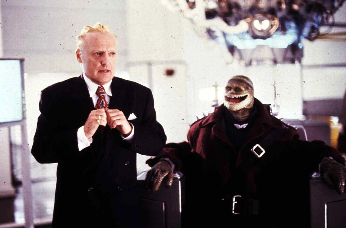 Hopper był świadomy, że wiele z jego filmów prezentuje naprawdę niski poziom. Gdy jego syn spytał go, dlaczego nakręcił "Super Mario Bros.", aktor odpowiedział: "Zrobiłem to, byś miał w czym chodzić". Według aktora dziecko odparło na to: "Tato, ja naprawdę nie potrzebuję butów aż tak bardzo". Hopper do końca swojej kariery twierdził, że najgorszy film, w którym zagrał, to "Teksańska masakra piłą mechaniczną 2".