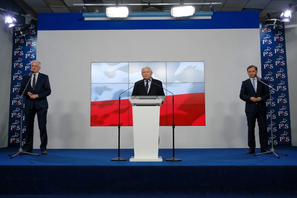 Prezes PiS Jarosław Kaczyński, minister sprawiedliwości Zbigniew Ziobro i lider Porozumienia Jarosław Gowin. Prezes PiS Jarosław Kaczyński, minister sprawiedliwości Zbigniew Ziobro i lider Porozumienia Jarosław Gowin.