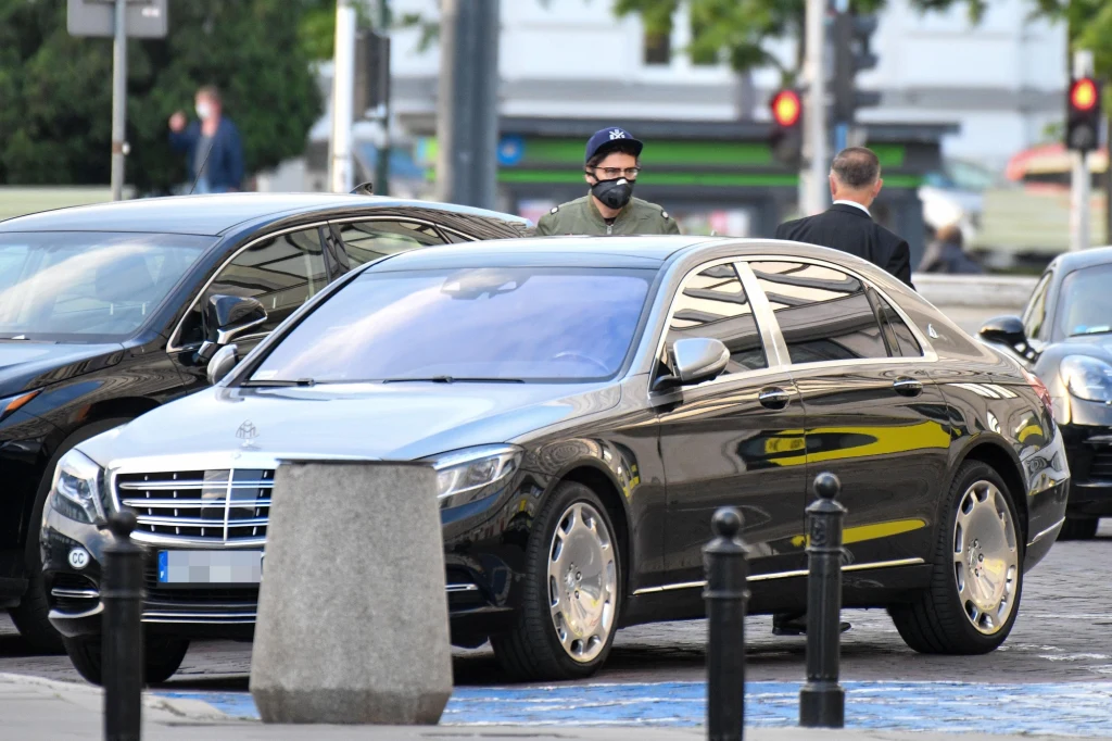 Kuba Wojewódzki z ochroną na ulicach Warszawy. Porusza się opancerzoną limuzyną Kuba Wojewódzki z ochroną na ulicach Warszawy. Porusza się opancerzoną limuzyną