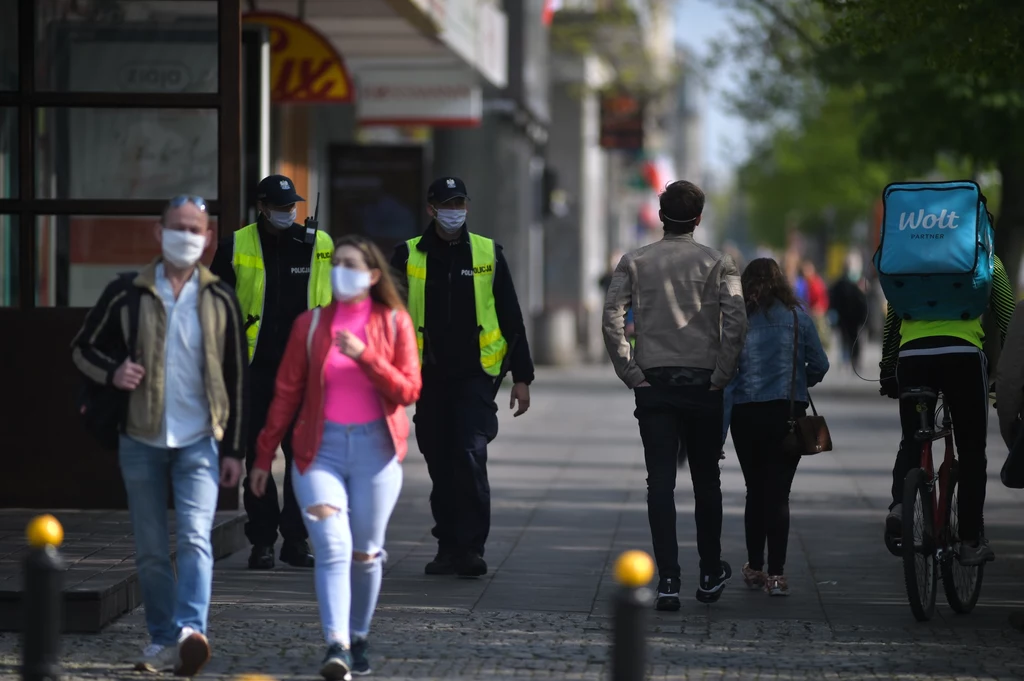 Mieszkańcy Warszawy podczas pandemii koronawirusa Mieszkańcy Warszawy podczas pandemii koronawirusa
