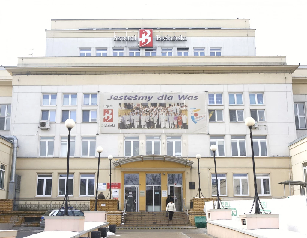 Przed Szpitalem Bielańskim