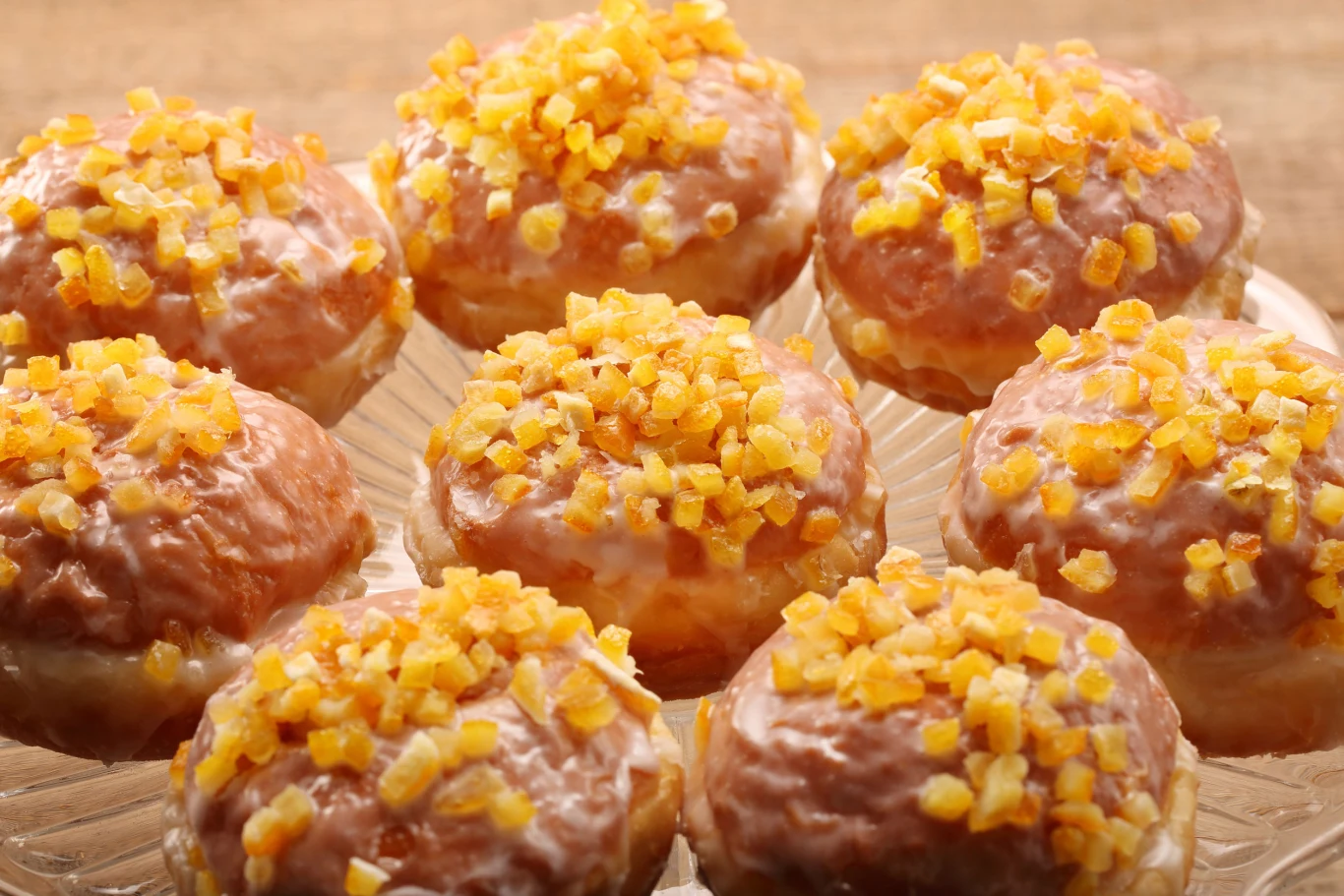 Klasyczny pączek jest kaloryczny - w 100 g produktu znajduje się ponad 400 kcal, a w przeciętnym pączku o wadze 60 g - około 250 kalorii. 