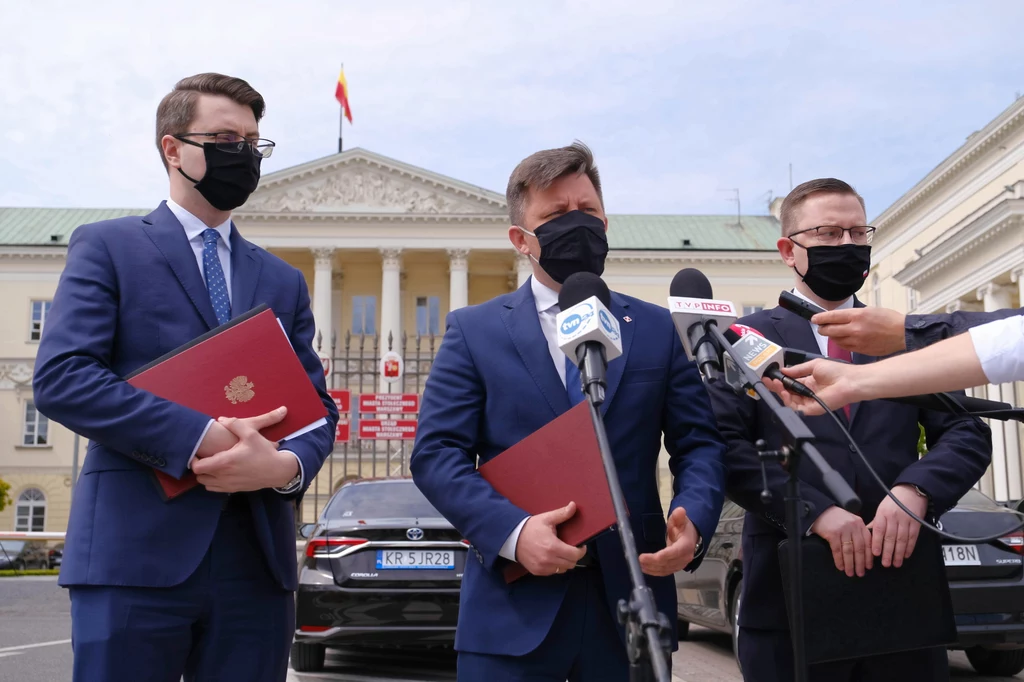 Członek Rady Ministrów Michał Dworczyk, rzecznik rządu Piotr Mueller oraz poseł PiS Krzysztof Kubów.