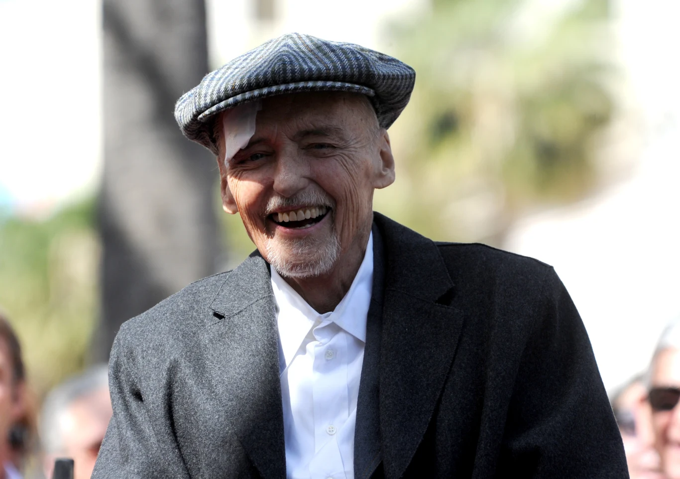 8 marca 2010 roku Hopper otrzymał swoją gwiazdę w Hollywoodzkiej Alei Sław. Na jej odsłonięciu pojawił się dopiero osiem dni później. Aktor był wyraźnie osłabiony z powodu zaawansowanej choroby. Według jego lekarzy ważył wtedy jedynie 45 kilogramów. Mimo to Hopper machał do zgromadzonych fanów. "Chcę wam podziękować. Tylko tyle mogę" – powiedział wyraźnie wzruszony. Towarzyszyli mu między innymi Nicholson, Lynch, Viggo Mortensen oraz Galen, sześcioletnia córka Hoppera. 17 maja 2010 roku aktor skończył 74 lata. Zmarł dwanaście dni później w swoim domu w Venice Beach w Kalifornii. 