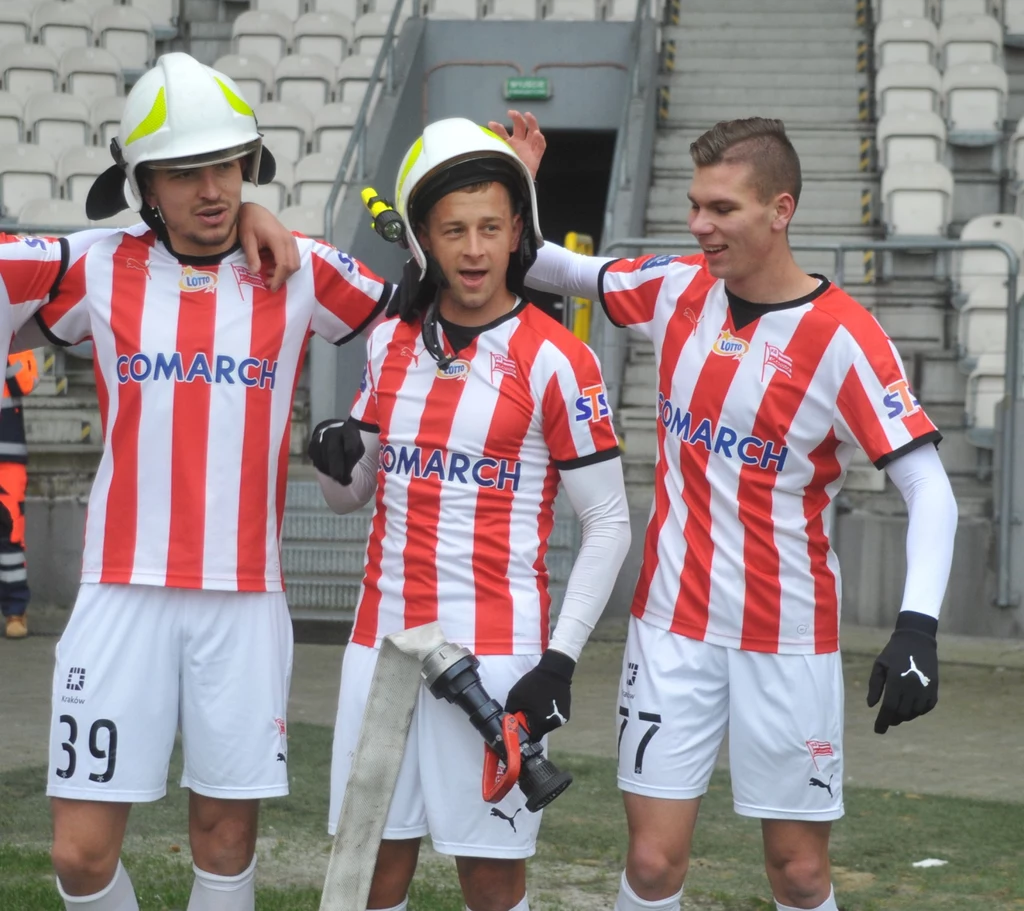 Janusza Gola (w środku) już nie ma w Cracovii. Czy klub opuści też Michał Helik (z lewej)? Z prawej Sebastian Strózik.