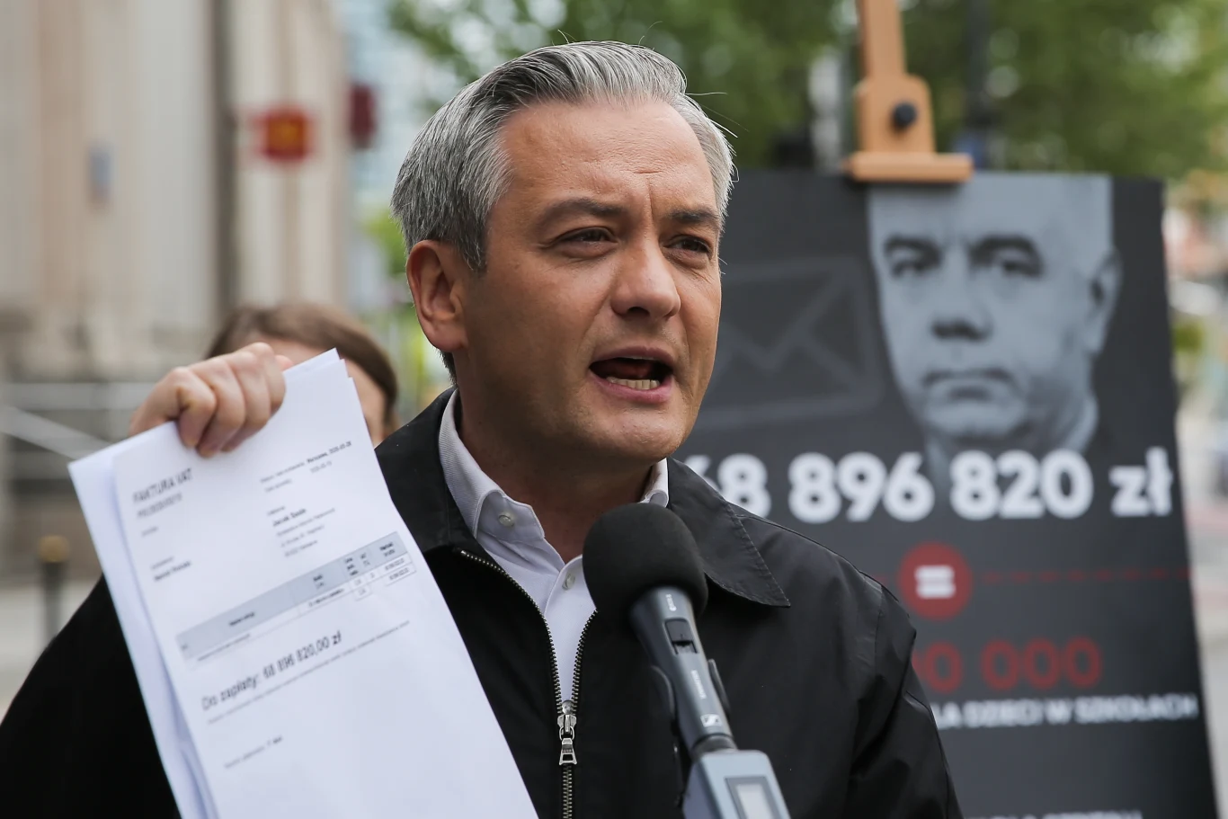 Biedroń zorganizował przed urzędem pocztowym w Warszawie konferencję prasową, której tematem była organizacja wyborów prezydenckich, które miały się odbyć w trybie korespondencyjnym 10 maja. Wybory ostatecznie się nie odbyły, jednak wydrukowane zostały m.in. pakiety wyborcze, które wyborcom miała dostarczyć Poczta Polska. Za organizację głosowania - zgodnie z ustawą z 6 kwietnia o szczególnych zasadach przeprowadzania wyborów powszechnych na Prezydenta Rzeczypospolitej Polskiej zarządzonych w 2020 r. - odpowiadał minister aktywów państwowych. Ustawa weszła w życie 9 maja.