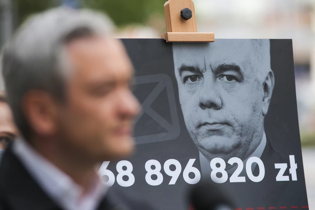 Na tablicy polityk przedstawił też wyliczenia, zgodnie z którymi za 68 mln zł można byłoby kupić 4 mln obiadów dla dzieci w szkołach, 1000 respiratorów dla szpitali czy wybudować 12 żłobków. Na tablicy polityk przedstawił też wyliczenia, zgodnie z którymi za 68 mln zł można byłoby kupić 4 mln obiadów dla dzieci w szkołach, 1000 respiratorów dla szpitali czy wybudować 12 żłobków.