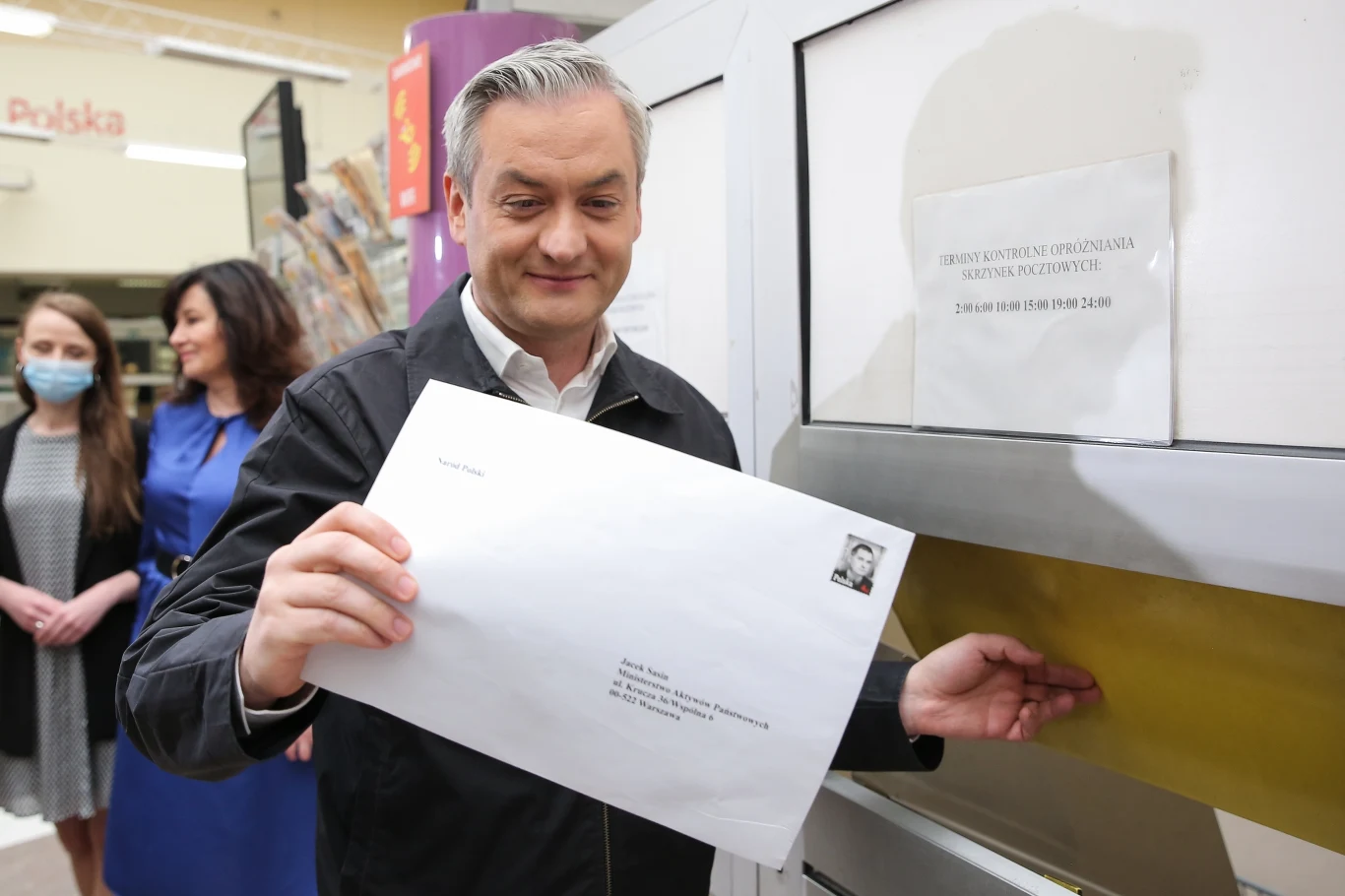 "Musi nadejść czas, w którym politycy będą płacić za swoje błędy i zaniechania. Musi nadejść taki czas, żeby politycy, którzy dysponują naszymi pieniędzmi, będą odpowiadali, tak jak odpowiada zwykły Kowalski, przed wymiarem sprawiedliwości i nie możemy się do tego przyzwyczajać" - mówił.