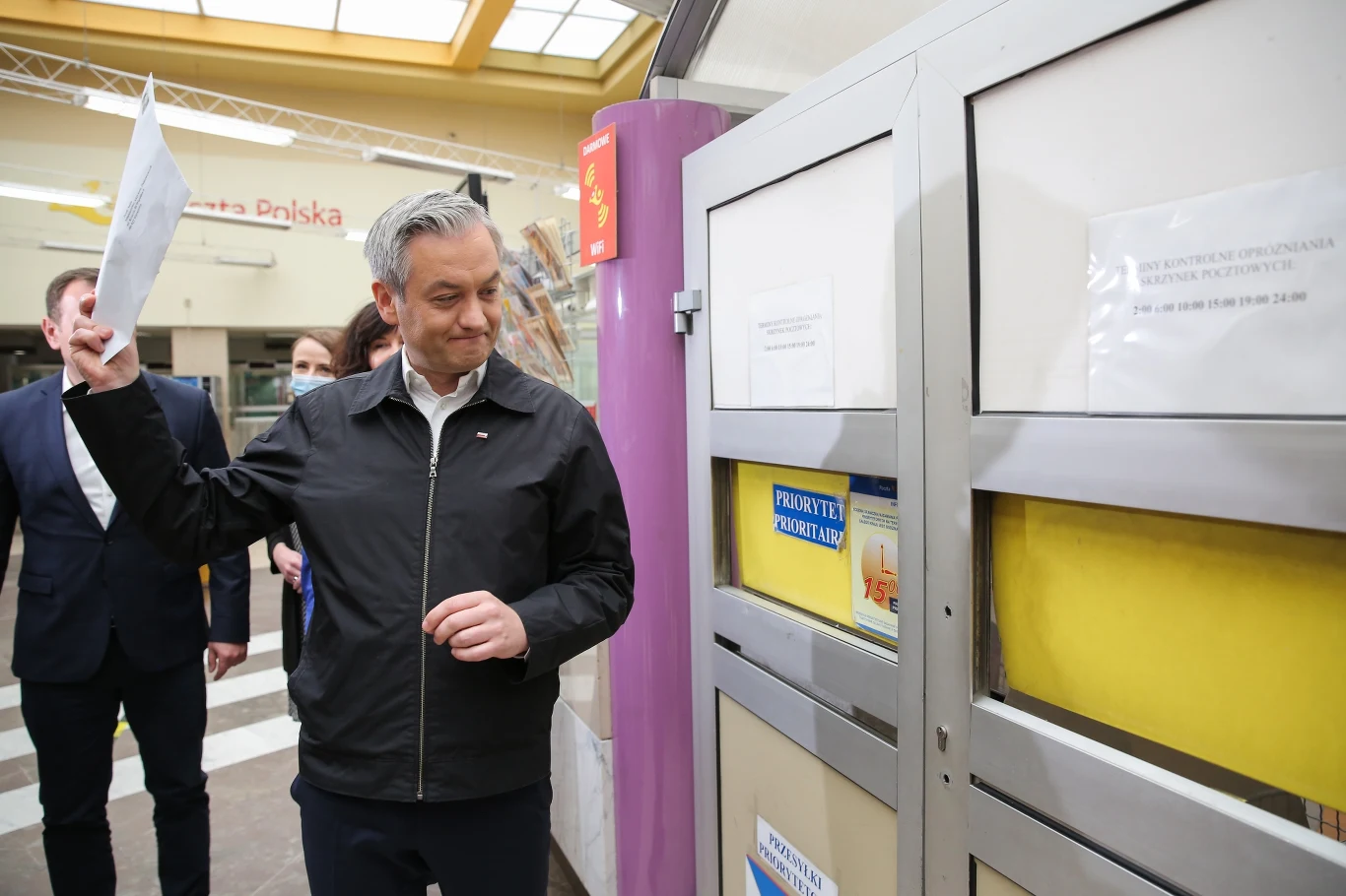 "W imieniu polskiego społeczeństwa dzisiaj wysyłamy do pana ministra, wicepremiera Jacka Sasina fakturę, opiewającą na prawie 70 mln zł" - mówił polityk i dodał, że wydrukowane 30 mln karty do głosowania pójdą na makulaturę i z tego tytułu państwo odzyska ok. 100 tys. zł. "Ta faktura dzisiaj wędruje do pana ministra Sasina, ale ona jest sumieniem polskiego społeczeństwa, które za każdym razem, kiedy politycy coś spartaczą, to przychodzi zapłacić społeczeństwu, a nie takiemu symbolicznemu Sasinowi" - dodał.