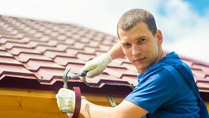 ​Możesz dostać pieniądze na wymianę starego dachu. Jest tylko jeden warunek