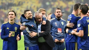 Janne Andersson cieszy się ze swoimi zawodnikami z awansu na ME