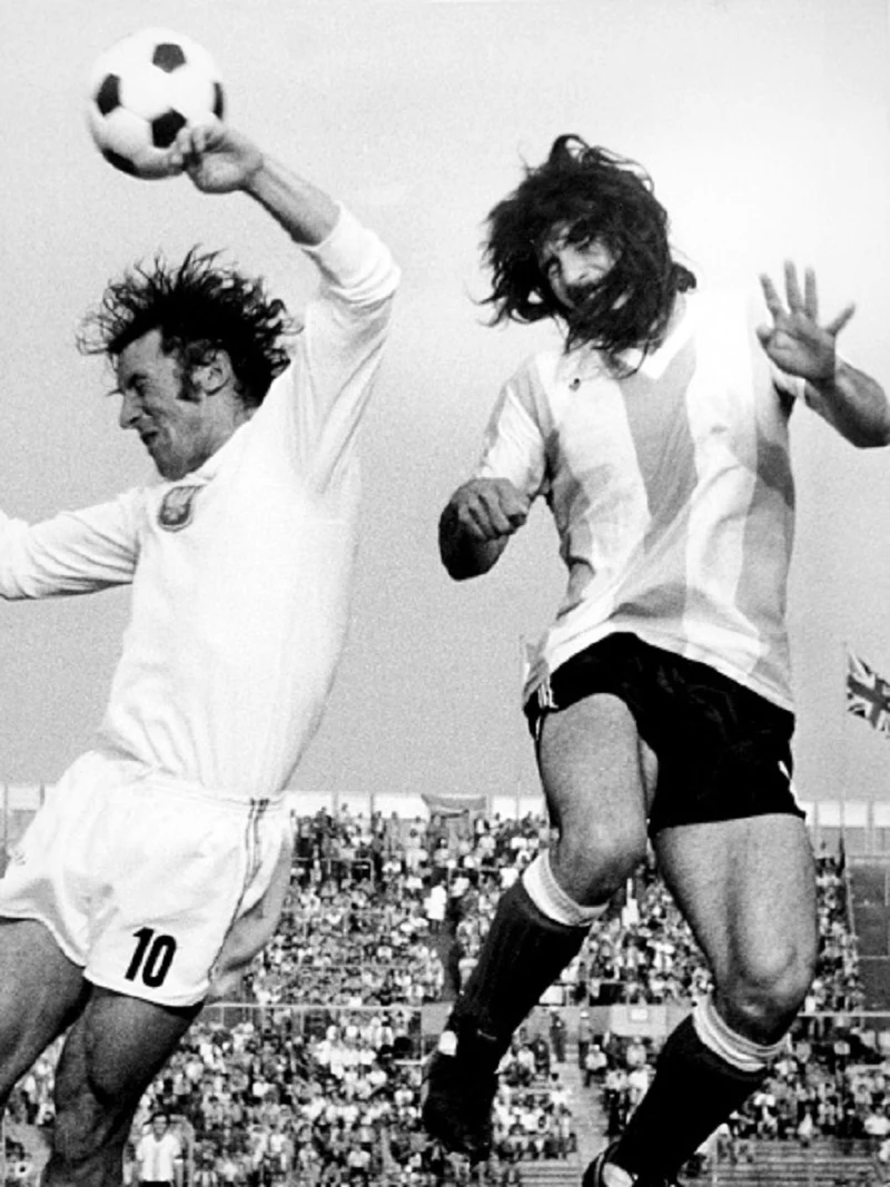 Adam Musiał (z lewej) w pojedynku główkowym z Rubenem Ayalą w meczu z Argentyną na MŚ 1974 Adam Musiał (z lewej) w pojedynku główkowym z Rubenem Ayalą w meczu z Argentyną na MŚ 1974