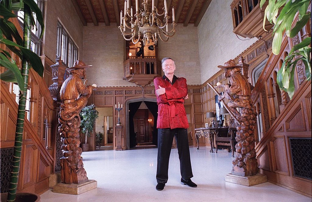 Hugh Hefner Twórca i redaktor naczelny magazynu „Playboy” nie zaznał w życiu nudy. Zaraz po ukończeniu szkoły średniej zaczął pracę dziennikarza w wojskowej gazecie „United States Army”. Po kilku latach zawodowego doświadczenia postanowił założyć własny magazyn, poświęcony całkowicie erotyce. Grudniowy numer z Marilyn Monroe wydania rozbił bank i osiągnął zawrotny wynik sprzedaży – 50 tysięcy egzemplarzy. Hefner wypromował w swoim magazynie wiele pięknych kobiet, które nazywał „króliczkami Playboya”. Hugh Hefner Twórca i redaktor naczelny magazynu „Playboy” nie zaznał w życiu nudy. Zaraz po ukończeniu szkoły średniej zaczął pracę dziennikarza w wojskowej gazecie „United States Army”. Po kilku latach zawodowego doświadczenia postanowił założyć własny magazyn, poświęcony całkowicie erotyce. Grudniowy numer z Marilyn Monroe wydania rozbił bank i osiągnął zawrotny wynik sprzedaży – 50 tysięcy egzemplarzy. Hefner wypromował w swoim magazynie wiele pięknych kobiet, które nazywał „króliczkami Playboya”.