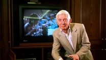 Aaron Spelling

Aaron Spelling był producentem takich hitów jak „Dynastia”, „Aniołki Charliego”, czy „Beverly Hills 90210”. Wychował się w rodzinie żydowskich imigrantów z Polski i przez całe młodzieńcze lata pilnie uczył się na najlepszych uczelniach na świecie. 

Karierę w branży filmowej rozpoczął od pracy aktora, występując w serialach „Dragnet” oraz „Kocham Lucy”. Szybko jednak okazało się, że ma smykałkę do sprzedaży scenariuszy oraz negocjacji. Spelling osiągnął zawrotny sukces jako producent. 
