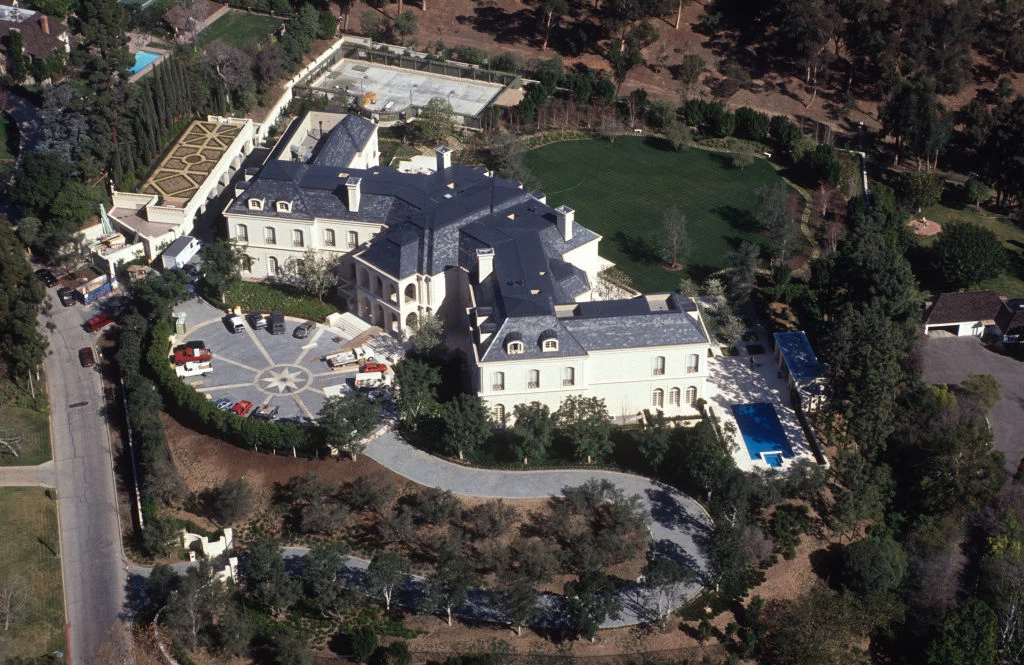 Ogromny zachwyt od zawsze wzbudzała także posiadłość Spellinga, znajdująca się w Holmby Hills – bogatej okolicy Los Angeles. The Manor, bo tak nazywa się owa willa, została wybudowana w 1988 roku w stylu francuskiego chateau. Co ciekawe, ta dwupiętrowa nieruchomość jest większa od Białego Domu i posiada 14 sypialni oraz 27 łazienek. Oprócz tego w posiadłości znajduje się piwnica win i serów, prywatne kino, siłownia, tor do bowlingu, pokoje do pakowania prezentów i cięcia kwiatów, salon fryzjerski, solarium oraz pokój do przechowywania wyłącznie srebrnych naczyń. Po śmierci Aarona Spellinga jego żona sprzedała posiadłość za 85 milionów dolarów. Ogromny zachwyt od zawsze wzbudzała także posiadłość Spellinga, znajdująca się w Holmby Hills – bogatej okolicy Los Angeles. The Manor, bo tak nazywa się owa willa, została wybudowana w 1988 roku w stylu francuskiego chateau. Co ciekawe, ta dwupiętrowa nieruchomość jest większa od Białego Domu i posiada 14 sypialni oraz 27 łazienek. Oprócz tego w posiadłości znajduje się piwnica win i serów, prywatne kino, siłownia, tor do bowlingu, pokoje do pakowania prezentów i cięcia kwiatów, salon fryzjerski, solarium oraz pokój do przechowywania wyłącznie srebrnych naczyń. Po śmierci Aarona Spellinga jego żona sprzedała posiadłość za 85 milionów dolarów.