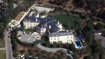 Ogromny zachwyt od zawsze wzbudzała także posiadłość Spellinga, znajdująca się w Holmby Hills – bogatej okolicy Los Angeles. The Manor, bo tak nazywa się owa willa, została wybudowana w 1988 roku w stylu francuskiego chateau. Co ciekawe, ta dwupiętrowa nieruchomość jest większa od Białego Domu i posiada 14 sypialni oraz 27 łazienek. 

Oprócz tego w posiadłości znajduje się piwnica win i serów, prywatne kino, siłownia, tor do bowlingu, pokoje do pakowania prezentów i cięcia kwiatów, salon fryzjerski, solarium oraz pokój do przechowywania wyłącznie srebrnych naczyń.

Po śmierci Aarona Spellinga jego żona sprzedała posiadłość za 85 milionów dolarów.
