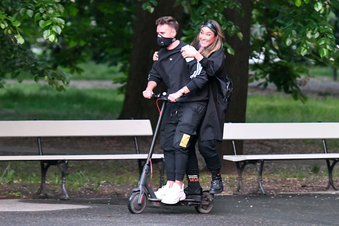 Ida Nowakowska szalejąca na hulajnodze z Aleksandrem Sikorskim Ida Nowakowska szalejąca na hulajnodze z Aleksandrem Sikorskim