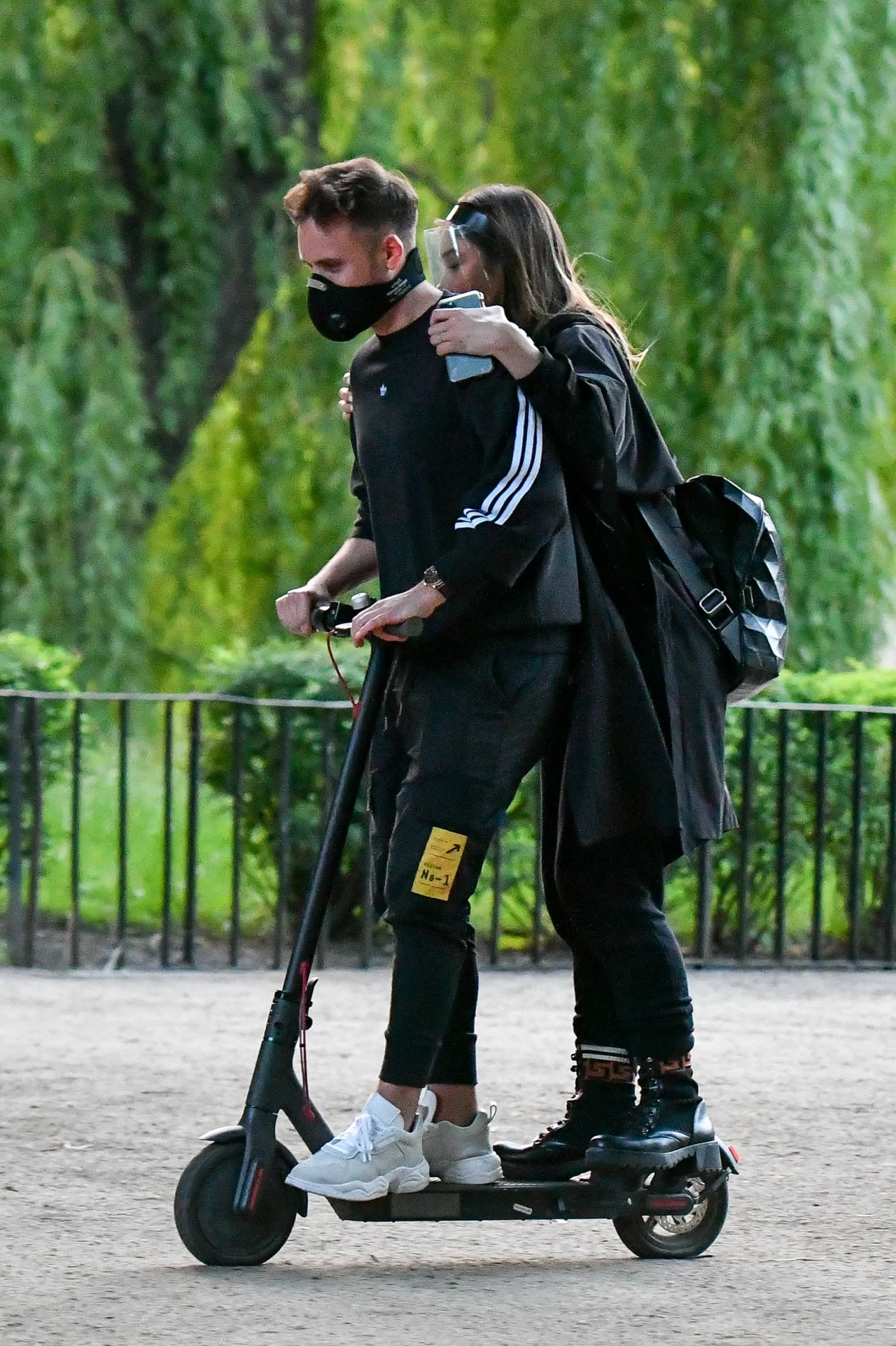 Ida Nowakowska szalejąca na hulajnodze z Aleksandrem Sikorskim Ida Nowakowska szalejąca na hulajnodze z Aleksandrem Sikorskim