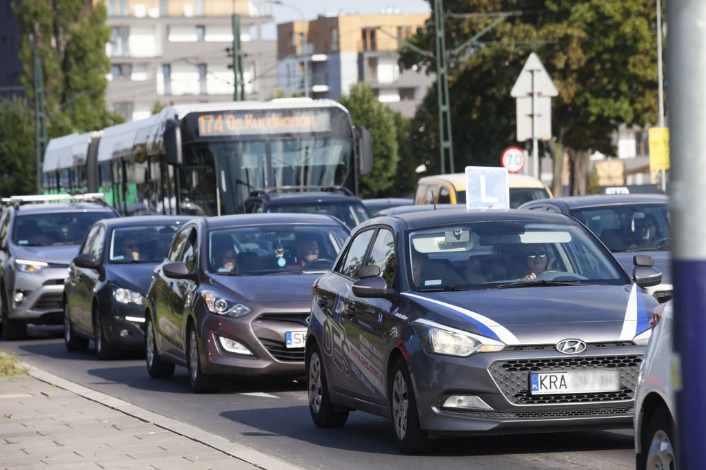 W Krakowie stoi się w centrum i na peryferiach, czy słońce czy deszcz. Autobusy również