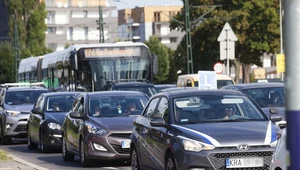 W Krakowie stoi się w centrum i na peryferiach, czy słońce czy deszcz. Autobusy również