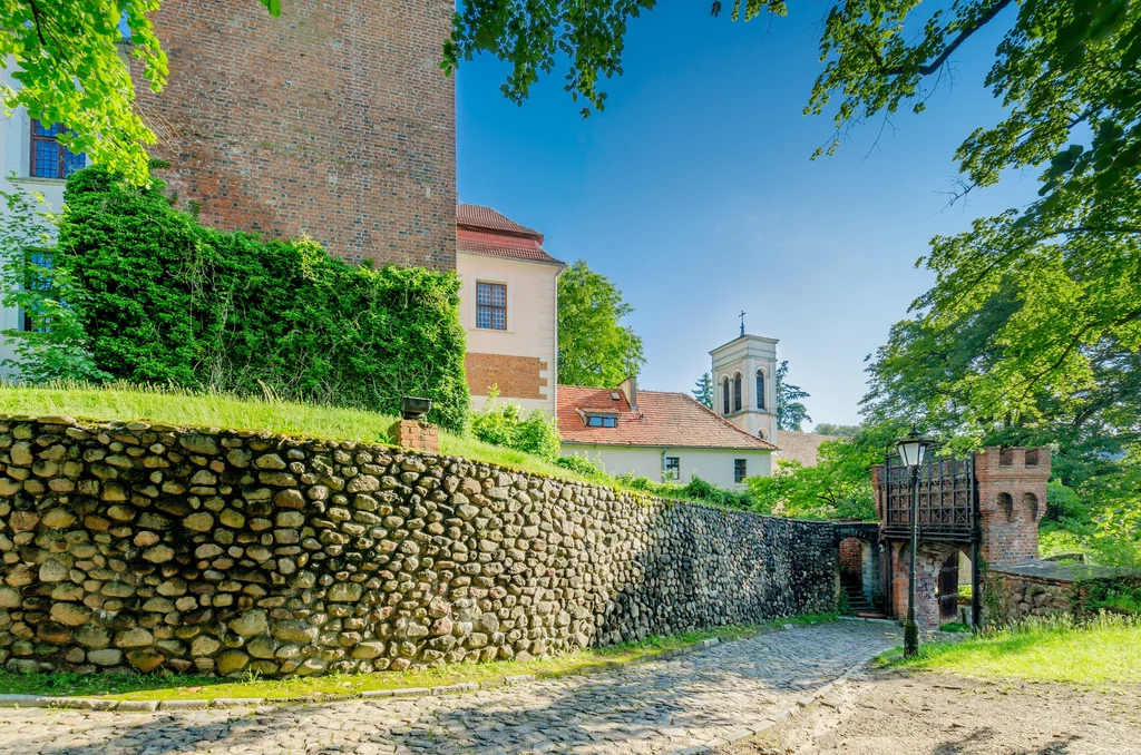  Łagów - w małej miejscowości wśród lasów ukryty jest tajemniczy zamek