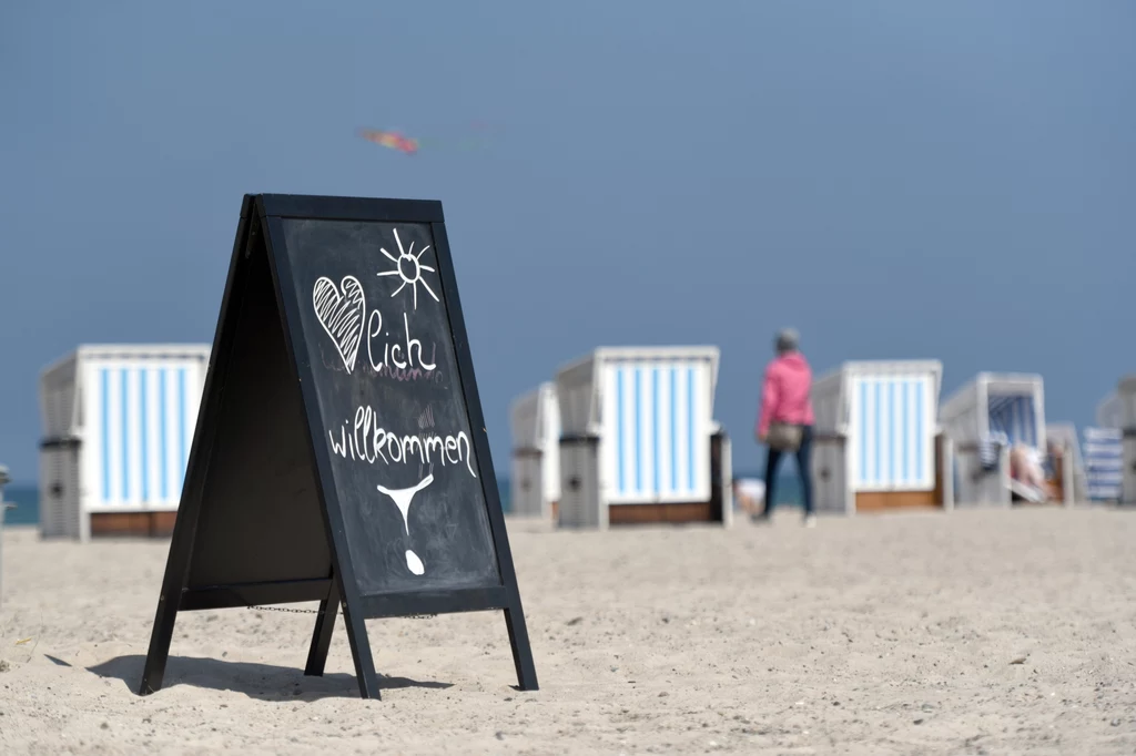 Znaki powitalne na niemieckiej plaży. Niektórzy eksperci są zdania, że krajowi nie grozi druga fala zachorowań. Znaki powitalne na niemieckiej plaży. Niektórzy eksperci są zdania, że krajowi nie grozi druga fala zachorowań.