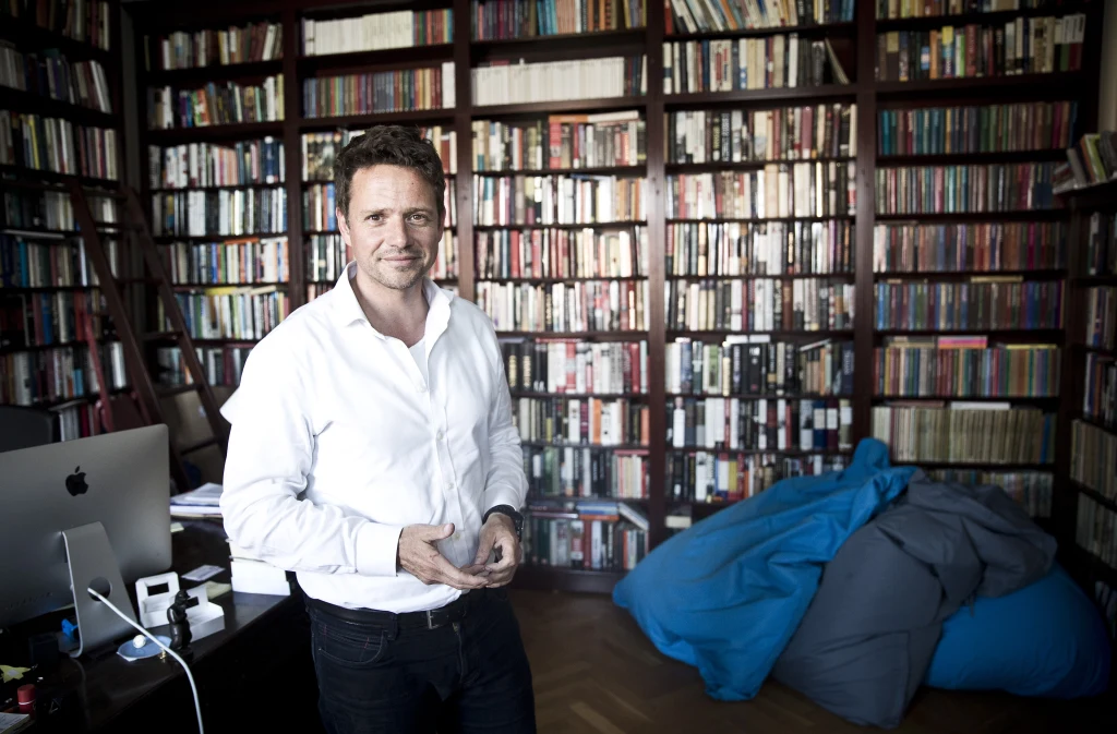 Rafał Trzaskowski w swoim biurze Rafał Trzaskowski w swoim biurze