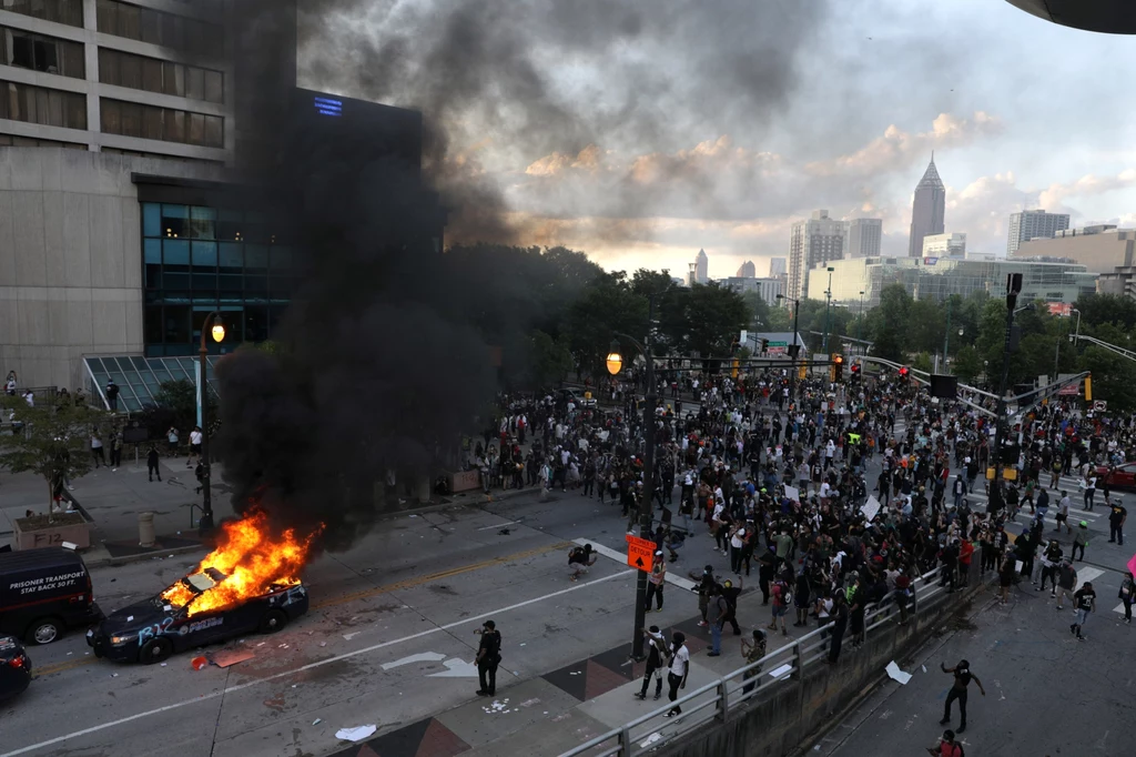 Protesty rozlewają się na coraz więcej amerykańskich miast. Na zdjęciu zamieszki w Atlancie Protesty rozlewają się na coraz więcej amerykańskich miast. Na zdjęciu zamieszki w Atlancie