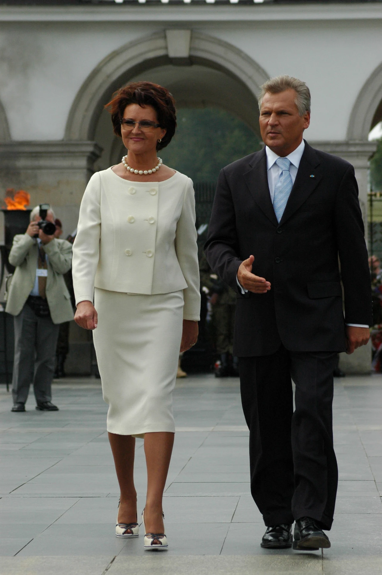 Przeważnie preferowała proste garsonki, idealnie dopasowane do jej figury, który nie łamały zasad poprawnego ubierania się pierwszych Dam.