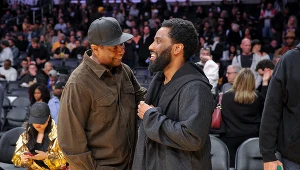 John David Washington (P) z ojcem na meczu Lakersów