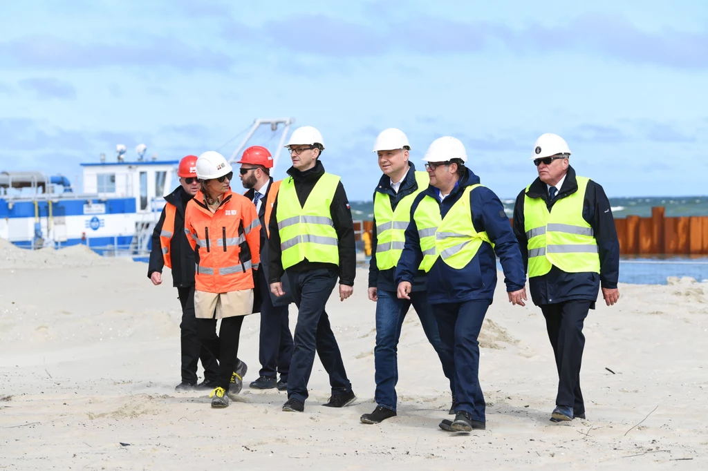 Premier wskazywał, że świat szuka dziś ścieżek odbudowy wzrostu gospodarczego po koronawirusie, zaś wszystkie wielkie obszary świata stawiają na inwestycje. "Powiedzmy to bardzo dobitnie, że właśnie poprzez wielkie plany inwestycyjne wychodzono z wielkich kryzysów" - mówił Morawiecki. Premier wskazywał, że świat szuka dziś ścieżek odbudowy wzrostu gospodarczego po koronawirusie, zaś wszystkie wielkie obszary świata stawiają na inwestycje. "Powiedzmy to bardzo dobitnie, że właśnie poprzez wielkie plany inwestycyjne wychodzono z wielkich kryzysów" - mówił Morawiecki.
