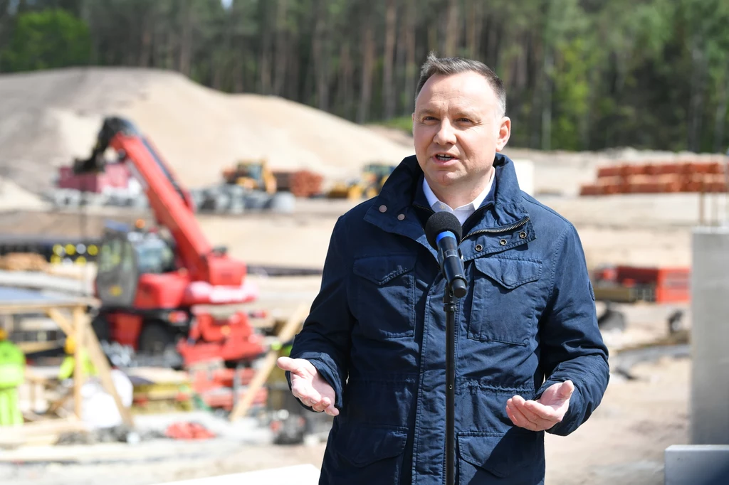 Andrzej Duda w wypowiedzi dla mediów podkreślił, że budowa kanału żeglugowego w tym miejscu ma dać żeglarzom i Polsce suwerenność i wolność w zakresie korzystania z Zalewu Wiślanego". "Jesteśmy dziś na terenie jednej z największych inwestycji, która ma otworzyć Zalew Wiślany, Elbląg i Frombork na nowe inwestycje gospodarcze, na nowe kontakty handlowe, na nowe możliwości" - powiedział prezydent. Andrzej Duda w wypowiedzi dla mediów podkreślił, że budowa kanału żeglugowego w tym miejscu ma dać żeglarzom i Polsce suwerenność i wolność w zakresie korzystania z Zalewu Wiślanego". "Jesteśmy dziś na terenie jednej z największych inwestycji, która ma otworzyć Zalew Wiślany, Elbląg i Frombork na nowe inwestycje gospodarcze, na nowe kontakty handlowe, na nowe możliwości" - powiedział prezydent.