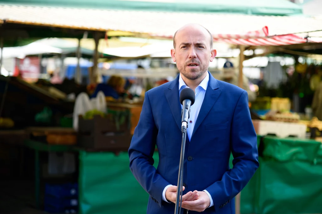 Przewodniczący PO Borys Budka podczas briefingu prasowego na Placu Bernardyńskim w Poznaniu Przewodniczący PO Borys Budka podczas briefingu prasowego na Placu Bernardyńskim w Poznaniu