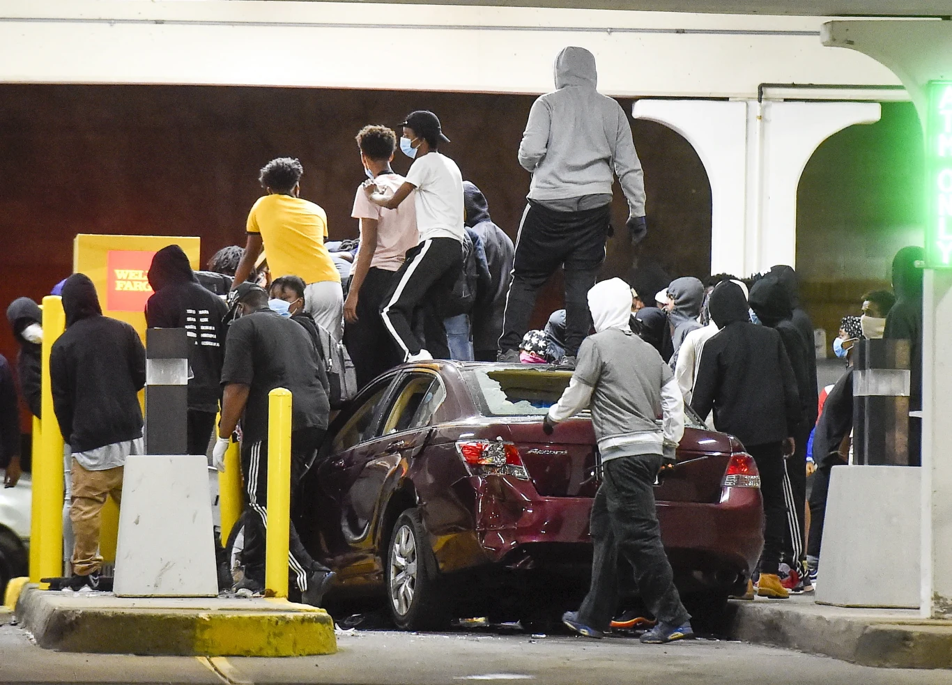 Prezydent USA Donald Trump, zapewniając o swoim szacunku dla zmarłego, zastrzega, że nie toleruje podpaleń i rozbojów.