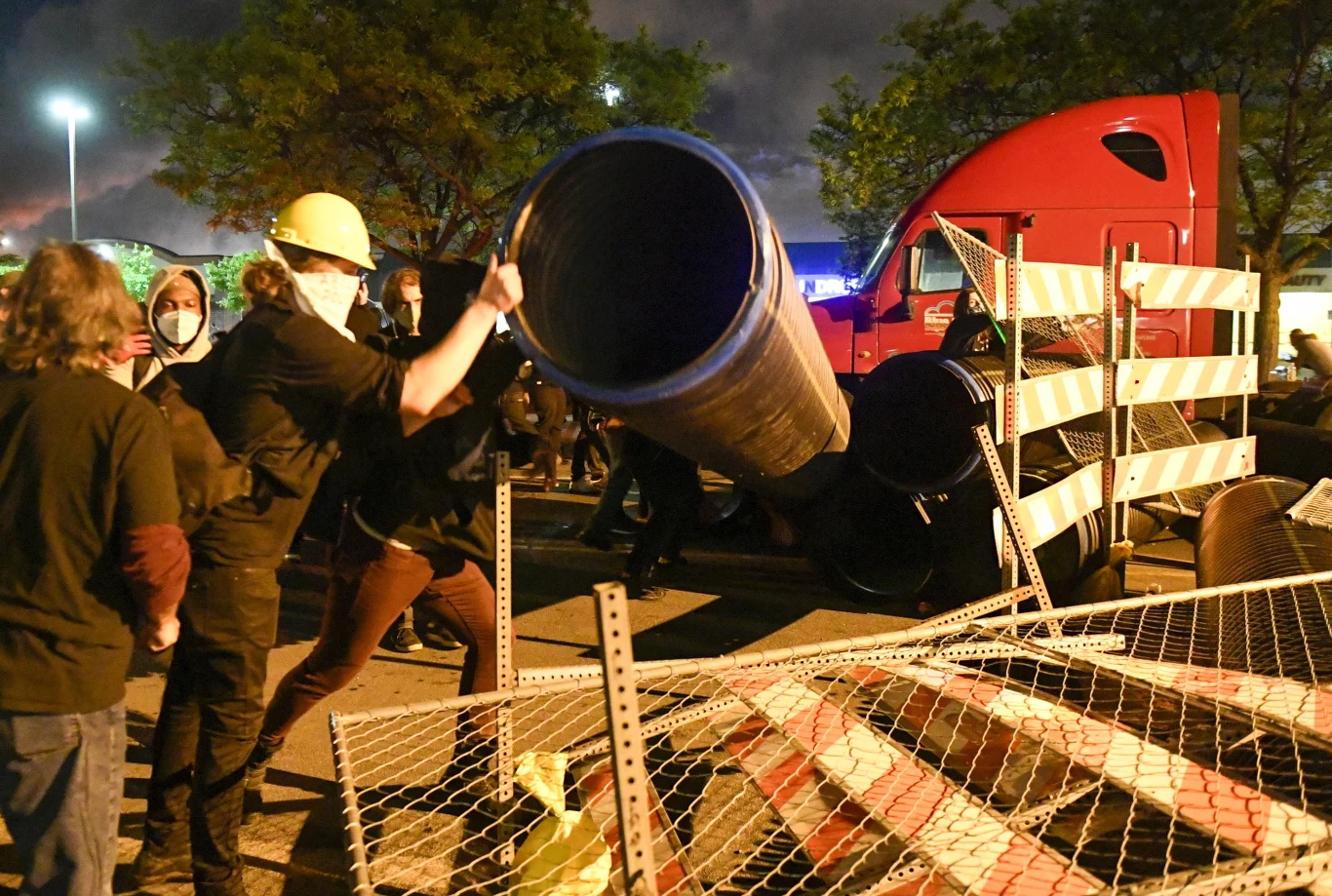 Zabójstwo bulwersuje Amerykanów, a policja musi mierzyć się z zarzutami o rasizm i niewspółmierną przemoc.