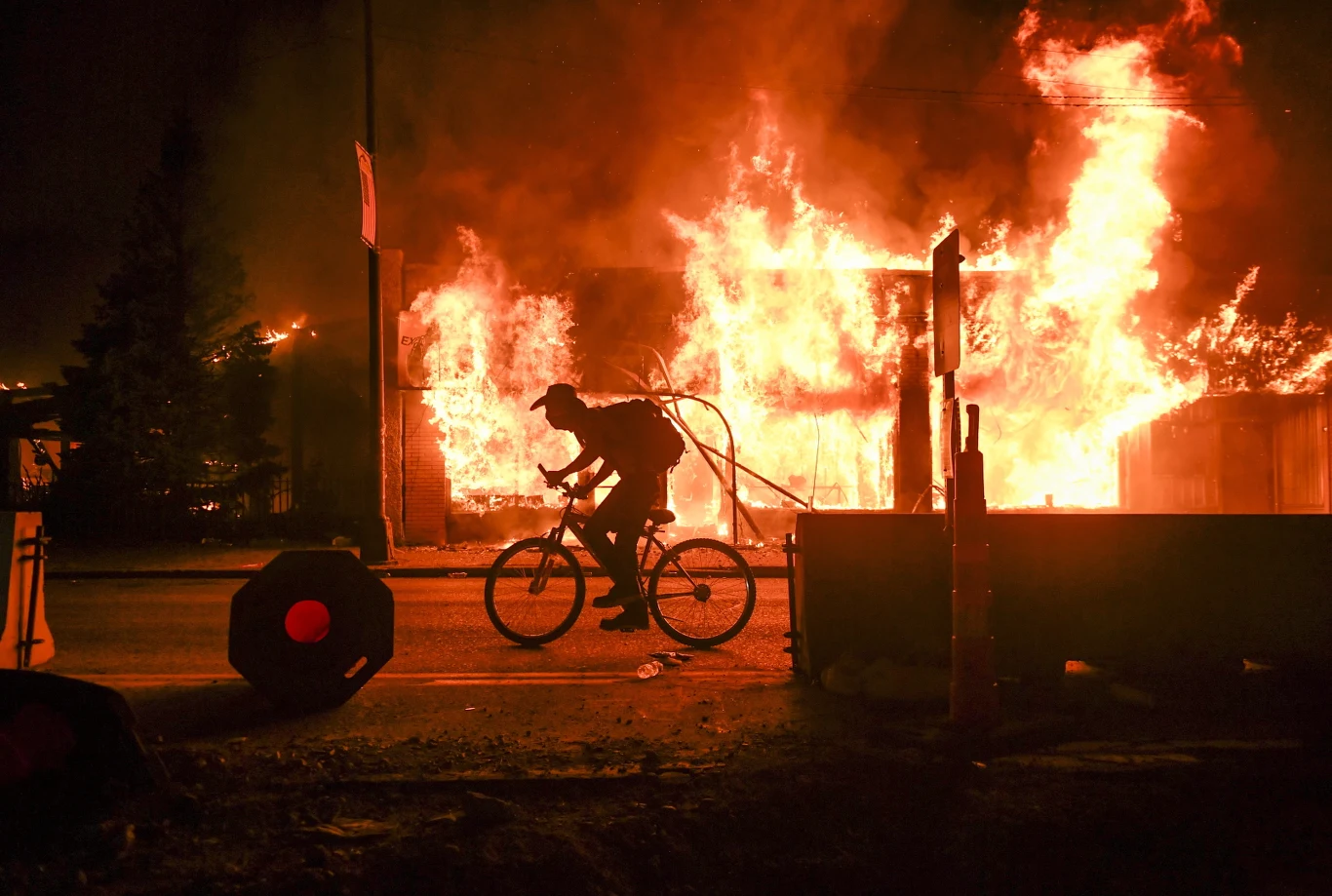 Zarzewiem protestów stała się sprawa 46-letniego czarnoskórego George'a Floyda, który zmarł w trakcie zatrzymania przez policję w Minneapolis. 