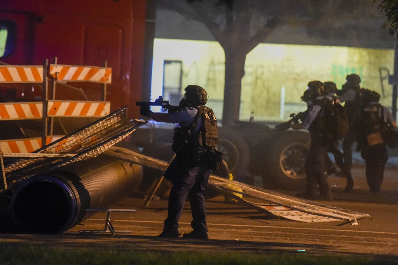 W trakcie 19-letniej służby na funkcjonariusza złożono 17 skarg. Po śmierci Floyda papiery rozwodowe złożyła jego żona.