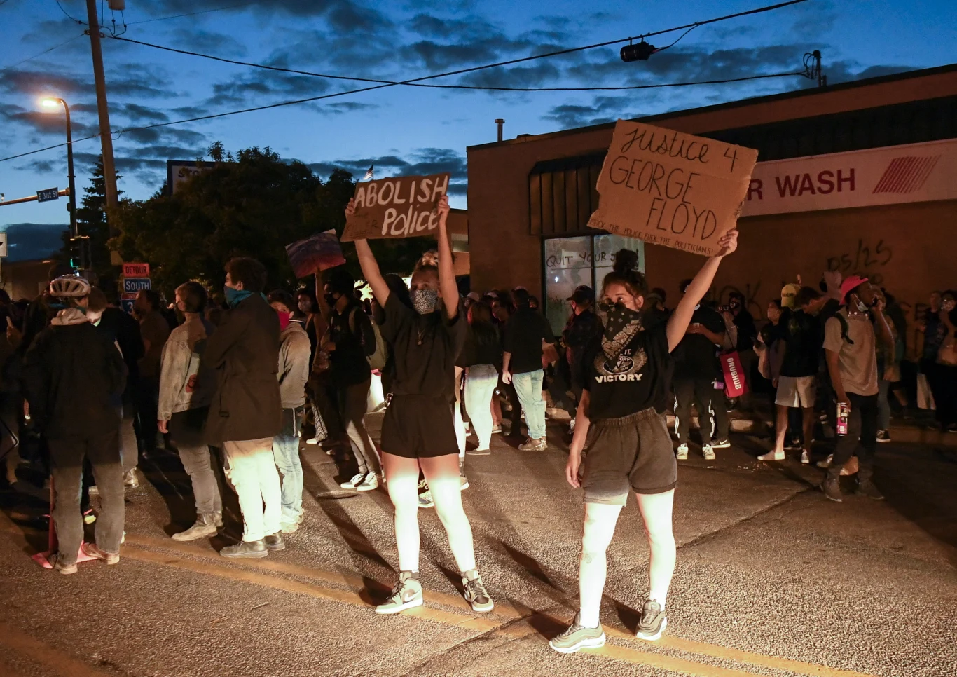 Policjanci biorący udział w zatrzymaniu Floyda zostali zwolnieni ze służby, a FBI wszczęło w ich sprawie dochodzenie. W piątek jednego z nich aresztowano i postawiono zarzut morderstwa.
