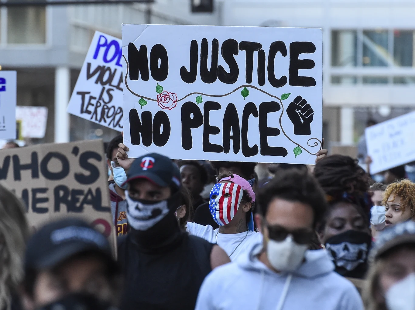 Słowa przyciskanego do ziemi Floyda "Nie mogę oddychać" stały się głównym hasłem protestów.