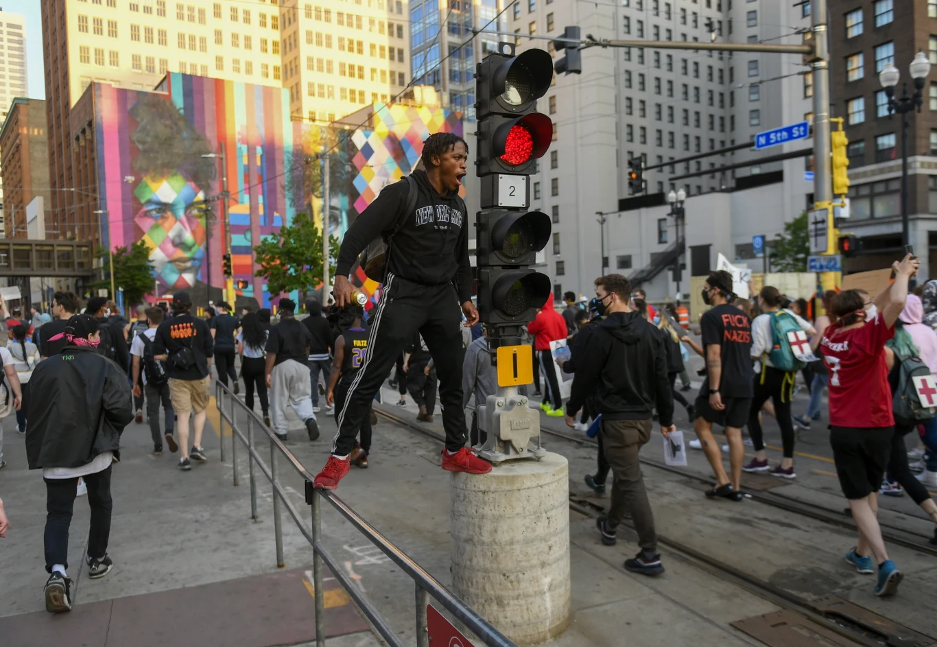 Jak pisze AP podczas protestów w Detroit z jednego z samochodów oddano strzały w kierunku manifestantów. Jedną z kul trafiony został 19-letni mężczyzna, który zmarł w szpitalu. Zatrzymany został dodge durango, z którego, według policji, strzelano do ludzi.