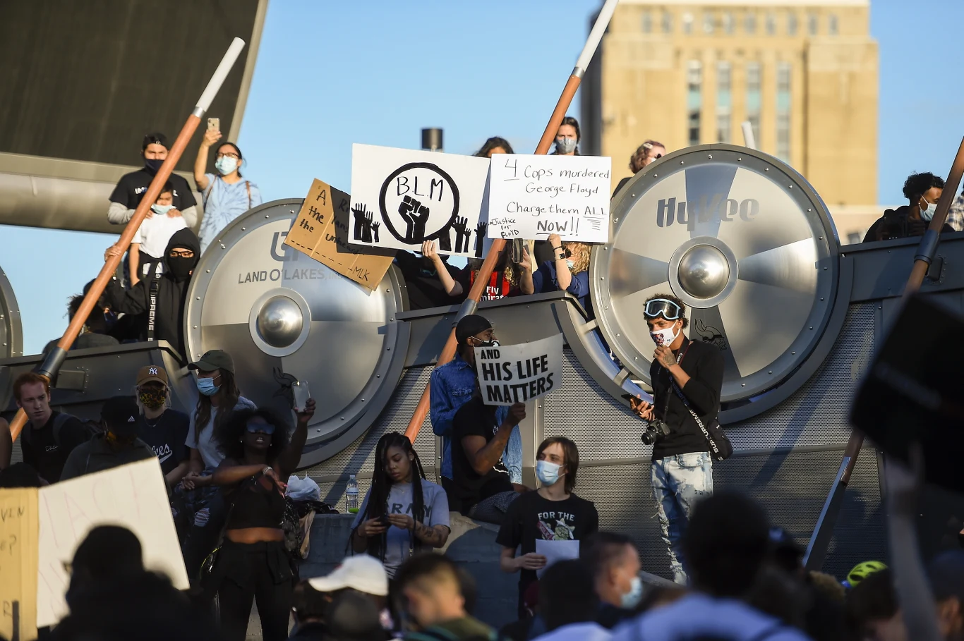 Burzliwa sytuacja panowała w piątek wieczorem w Atlancie. Tłum wtargnął do siedziby stacji telewizyjnej CNN. Pojawiają się doniesienia o zniszczeniu kilku budynków oraz spaleniu policyjnego samochodu. 