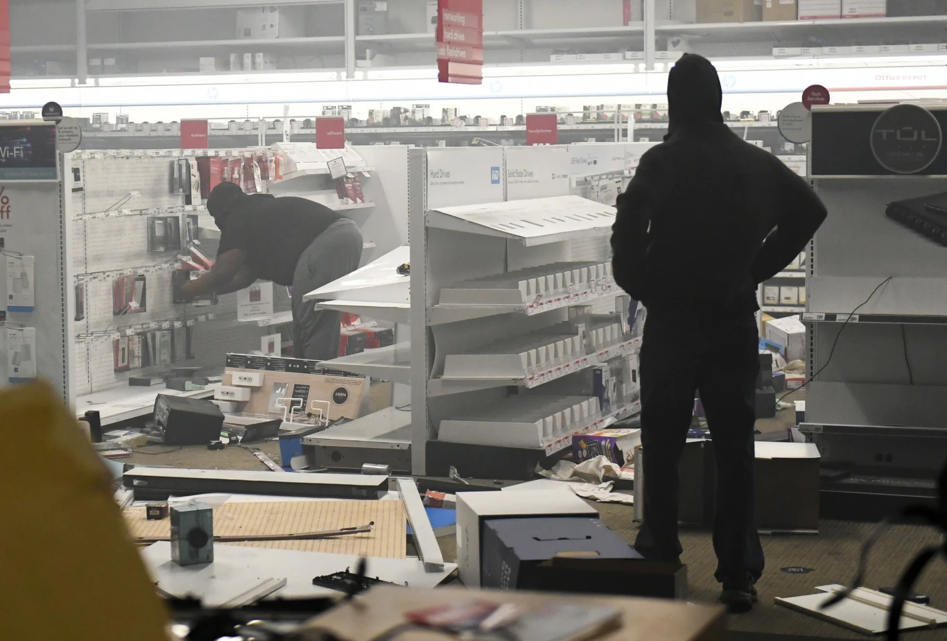 Lokalne media donoszą, że splądrowano budynek poczty. Podczas poprzednich nocy zrabowano wiele sklepów.