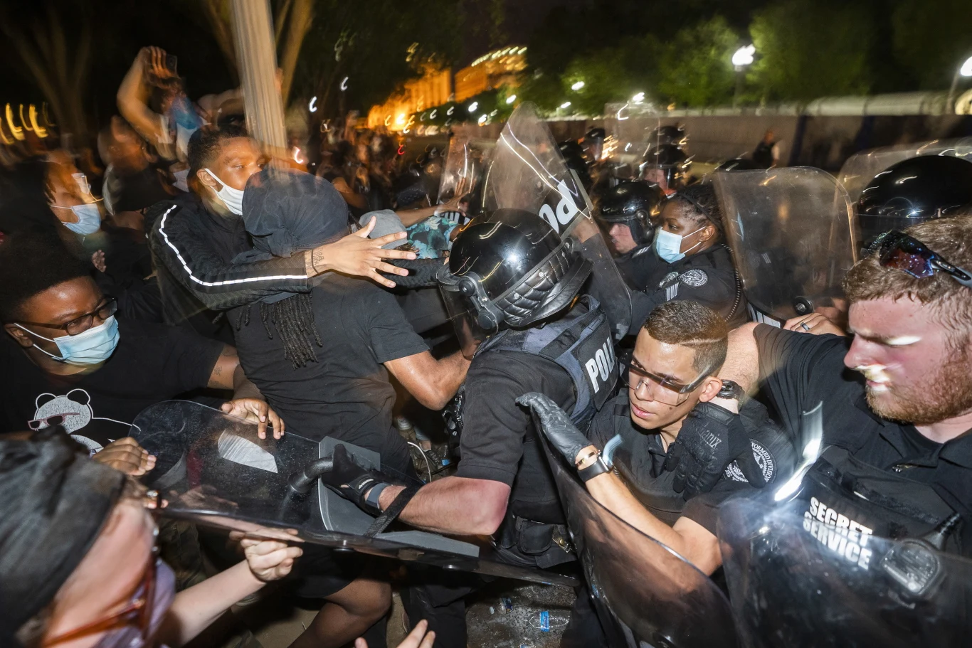 "Widzieliście co stało się w Minneapolis, to przyjdzie do Waszyngtonu. Nas jest więcej niż was" - zapowiadał jeden z demonstrujących. Na sobotę w stolicy USA zaplanowano kilka demonstracji.