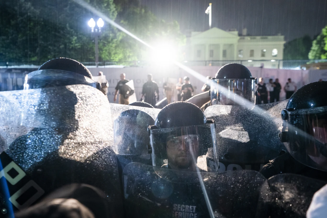 Niespokojnie było też przed Białym Domem, gdzie protestowało kilkaset osób. W rezydencji prezydenta USA podwyższono środki bezpieczeństwa. "Bez sprawiedliwości nie ma pokoju", "Nie zabijajcie nas" - wznoszono okrzyki. Stołeczni policjanci byli wyzywani; dochodziło do przepychanek. Niektórzy z czarnoskórych demonstrantów wznosili w górę zaciśniętą prawą pieść.