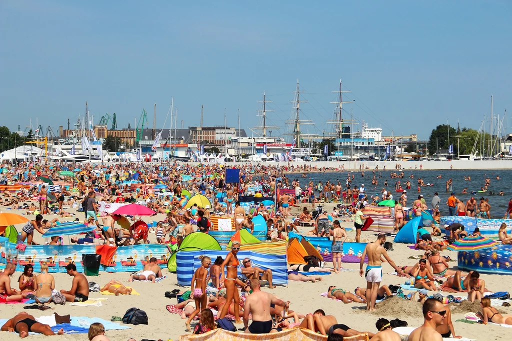 Gdyńska plaża co roku przyciąga tłumy. Polskie morze w tym roku przeżywa oblężenie turystów 