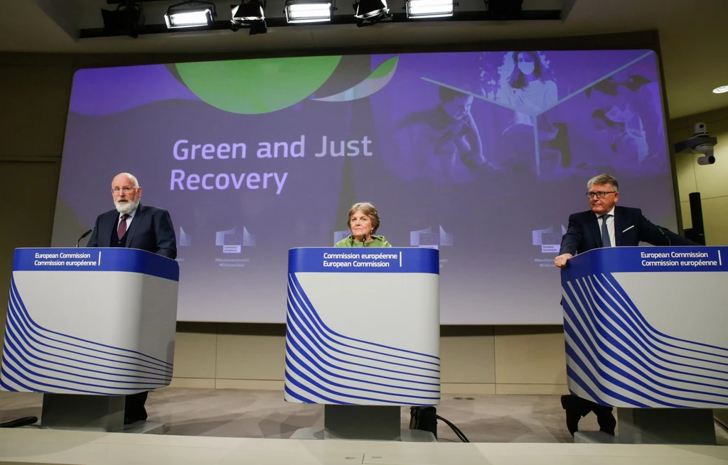 Frans Timmermans (L), Elisa Ferreira (C) i Nicolas Schmit