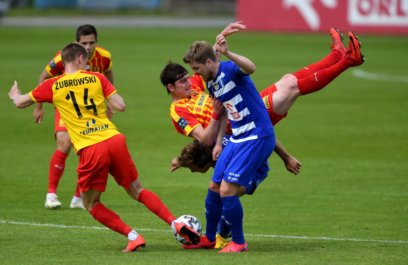 Piłkarze Wisły Płock Dominik Furman (P-przód) i Angel Garcia Cabezali (P-tył) oraz Jakub Żubrowski (L) i Jacek Kiełb (C) z Korony Kielce Piłkarze Wisły Płock Dominik Furman (P-przód) i Angel Garcia Cabezali (P-tył) oraz Jakub Żubrowski (L) i Jacek Kiełb (C) z Korony Kielce